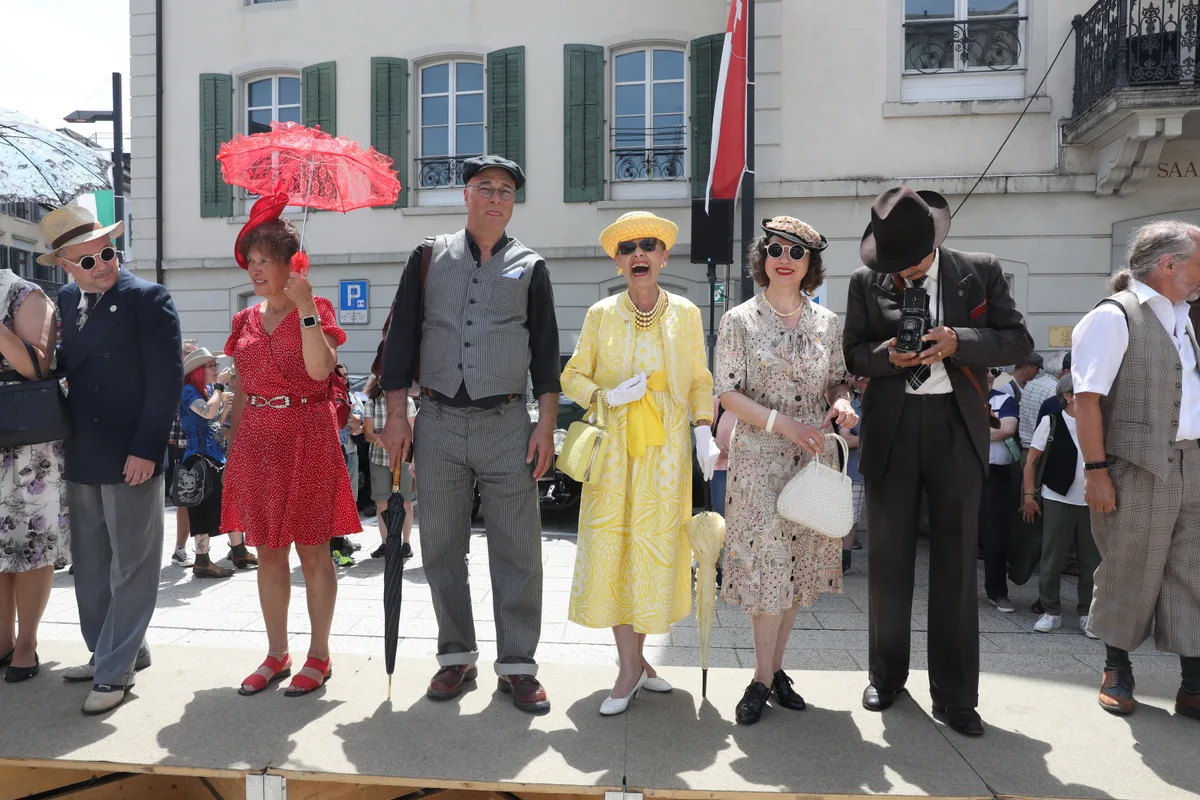 Man sieht diverse Oldtimer an der Veranstaltung «Wald rollt».